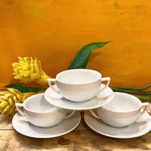 Tazas de consomé con plato